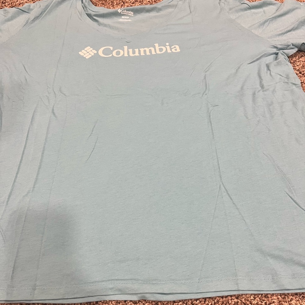 Columbia Women’s Mount Rose Relaxed Logo V-Neck Short Sleeve Tshirt - NWT - Picture 2 of 3